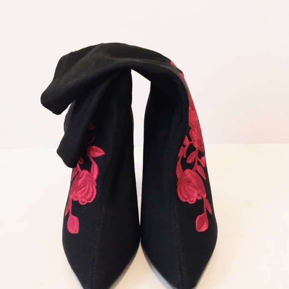 Qupid Black Fabric Red Embroidered Floral 4 1/4" Chunky Heel Sock Boots sz 6.5 - Picture 6 of 10